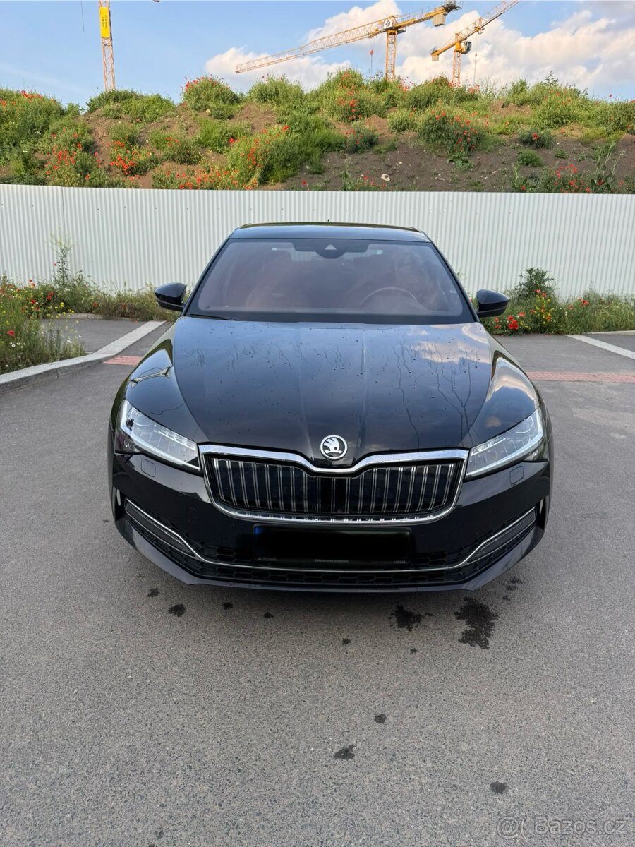 Škoda SuperB iV L&K 2023, černá metalíza