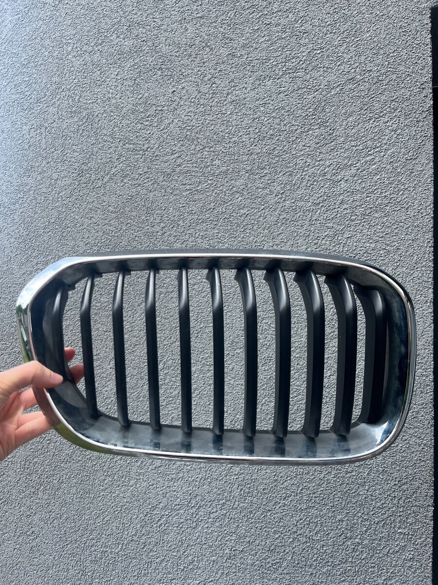 přední levá originální ledvinka mřížka na BMW 1