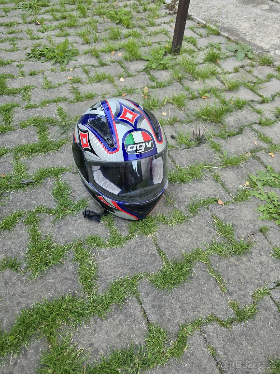Helma na motorku AGV