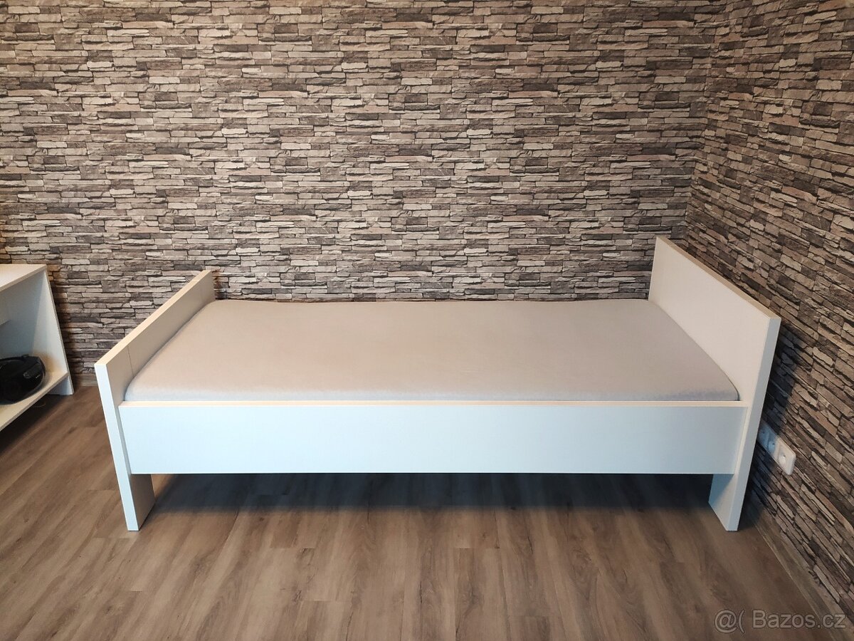 Prodám jednolůžkovou postel z bílého lamina.
