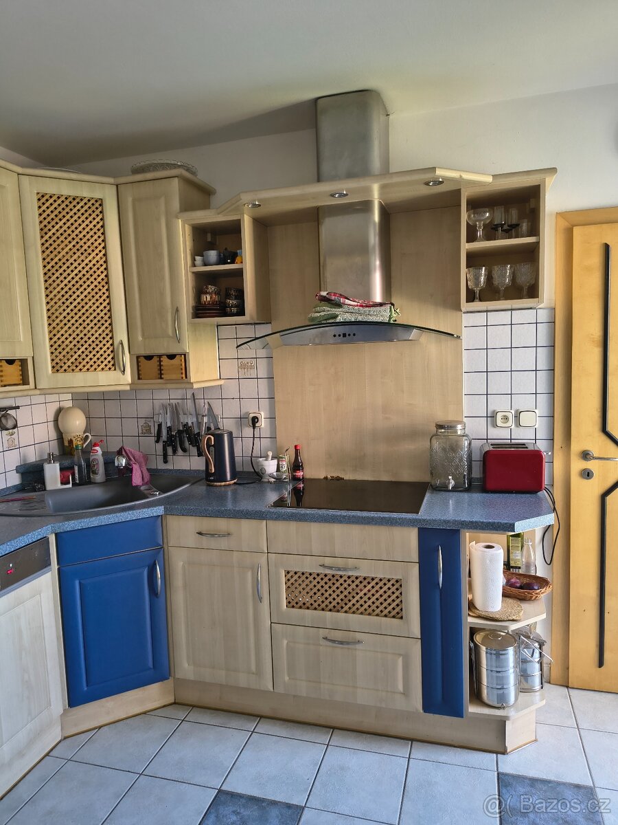 Daruji kuchyňskou linku.