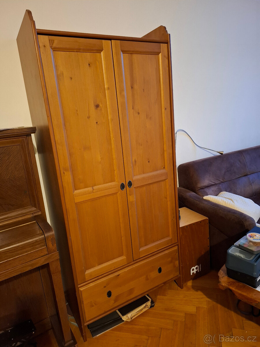 Prodáme skříň IKEA LEKSVIK v klasickém stylu