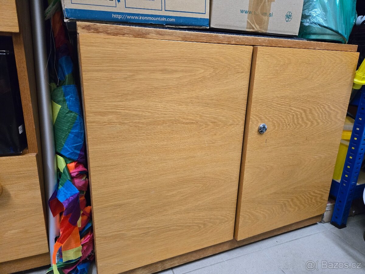 Dřevěná malá skříňka