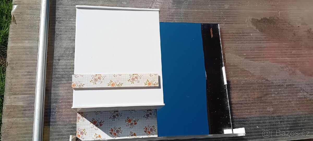 Retro skříňka se zrcadlem do koupelny