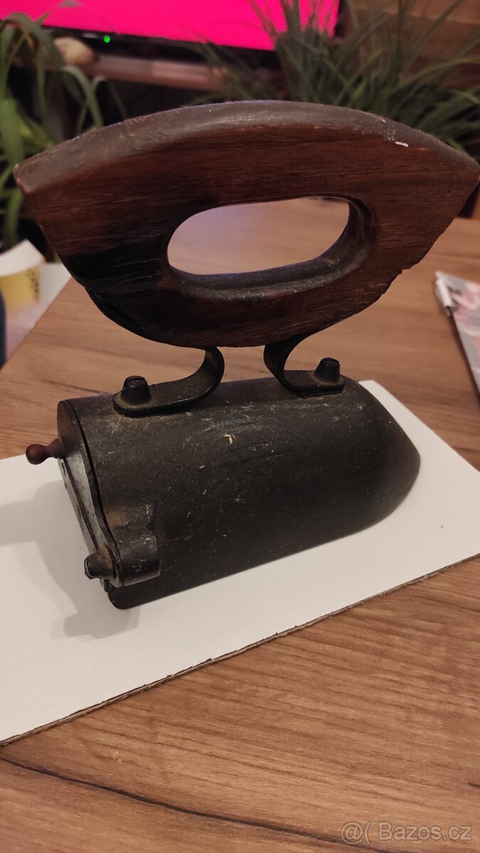 Starožitná žehlička