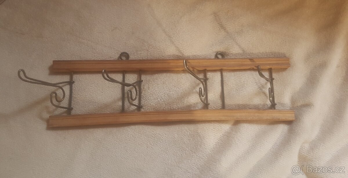 Starý nástěnný věšák