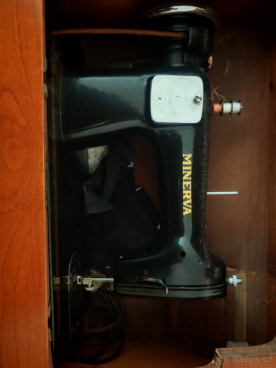 Šicí stroj MINERVA – starší typ ve dřevěném stole s pedálem