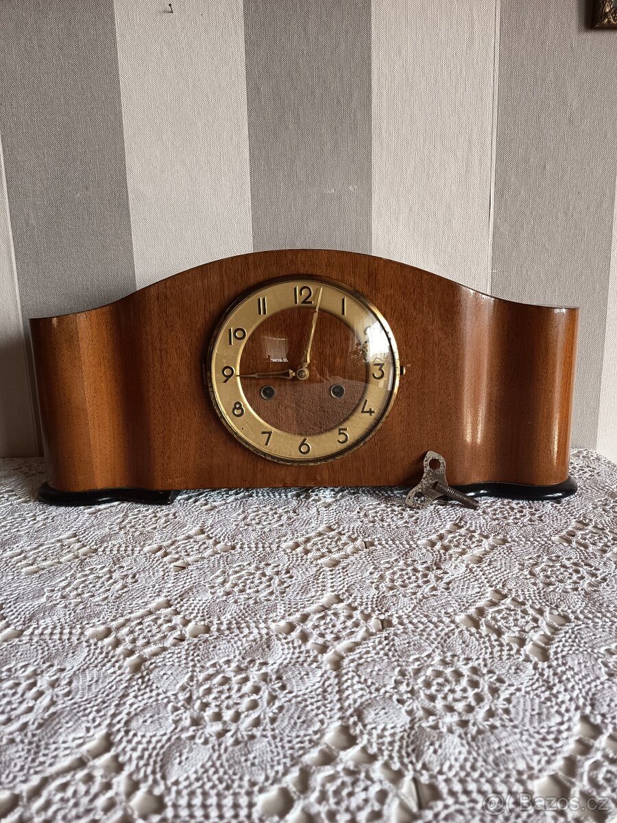 Dřevěné krbové hodiny