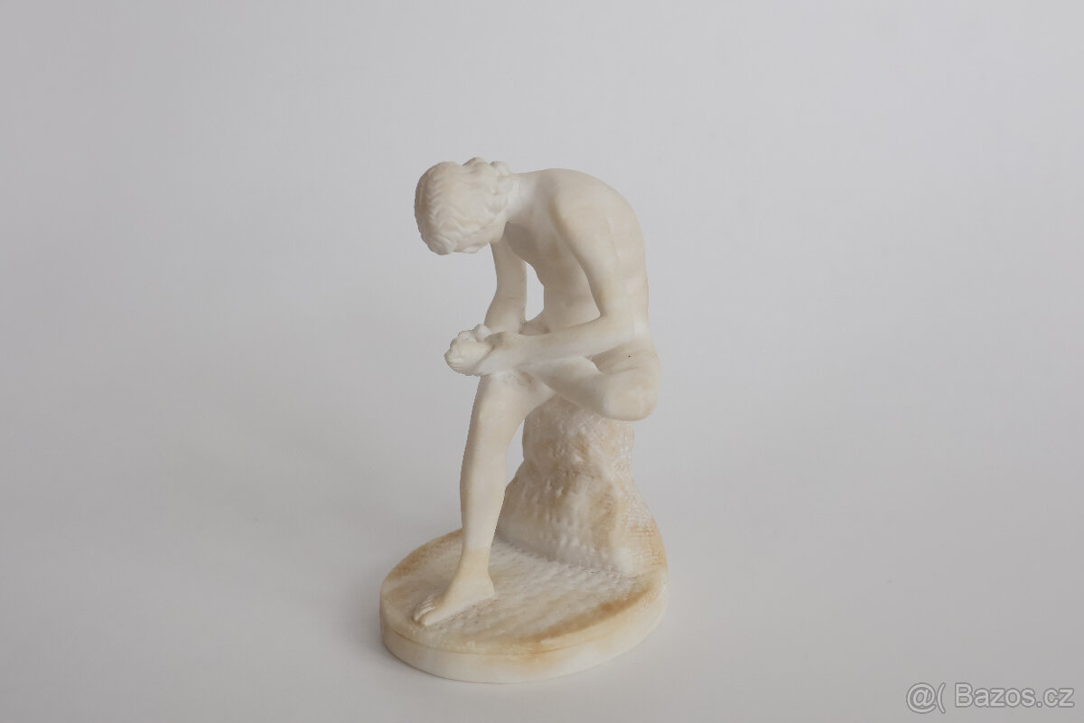 socha soška Chlapec s trnem alabastr akt antika