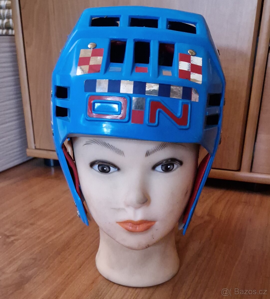 Kapslíkovka - dvě staré dětské flinty a tři přilby Okula