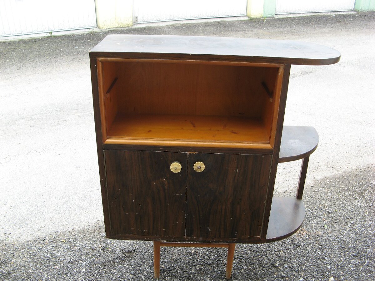 Dřevěná prosklená knihovnička