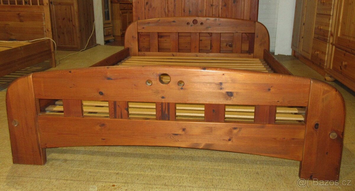 borovicová postel s roštem - celomasiv - Výborný stav