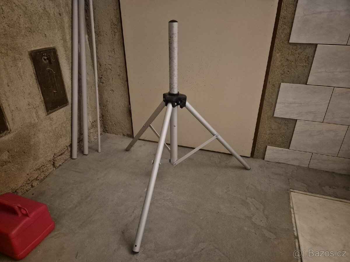 Stativ nejen na satelit na kempování