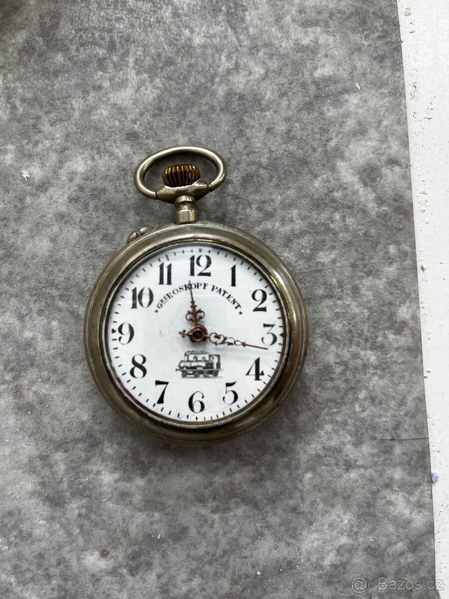 Hodiny cibule s lokomotivou