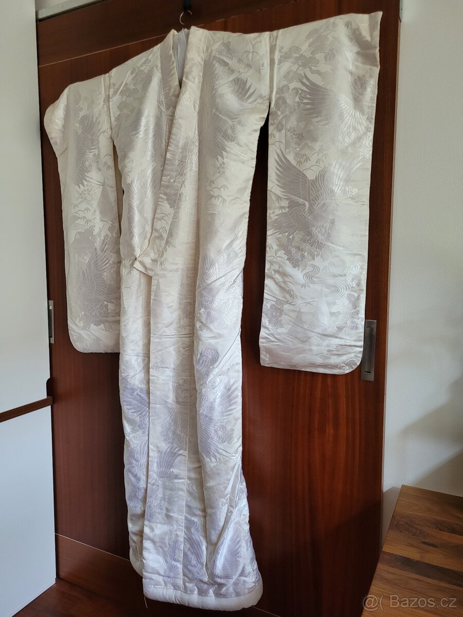 Bílé hedvábné svatební kimono učikake