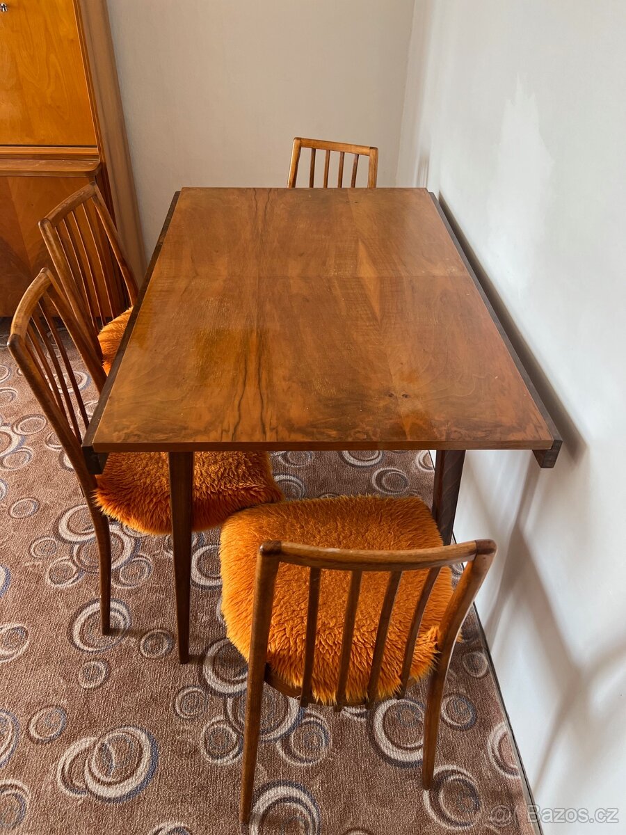 Obývací stěna, stůl, židle