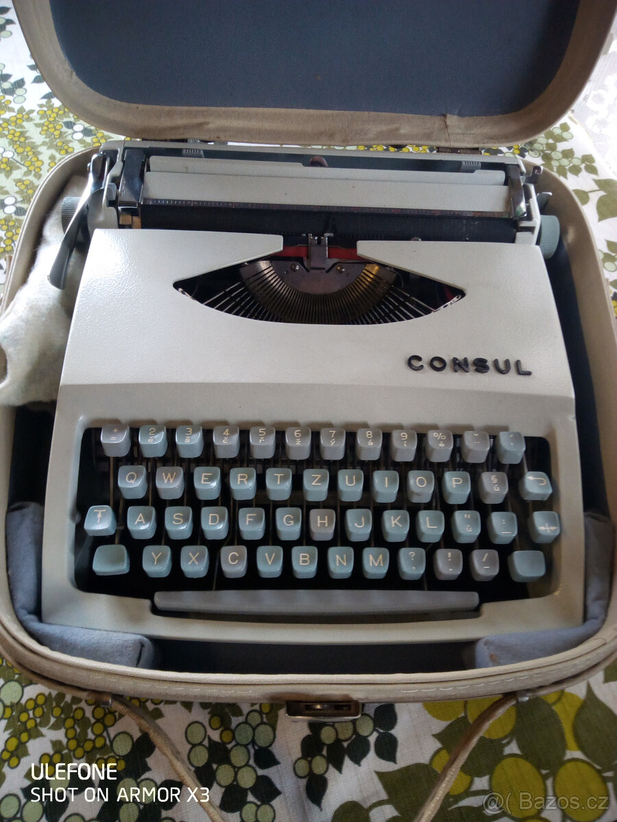 Prodám kufříkový mechanický psací stroj consul
