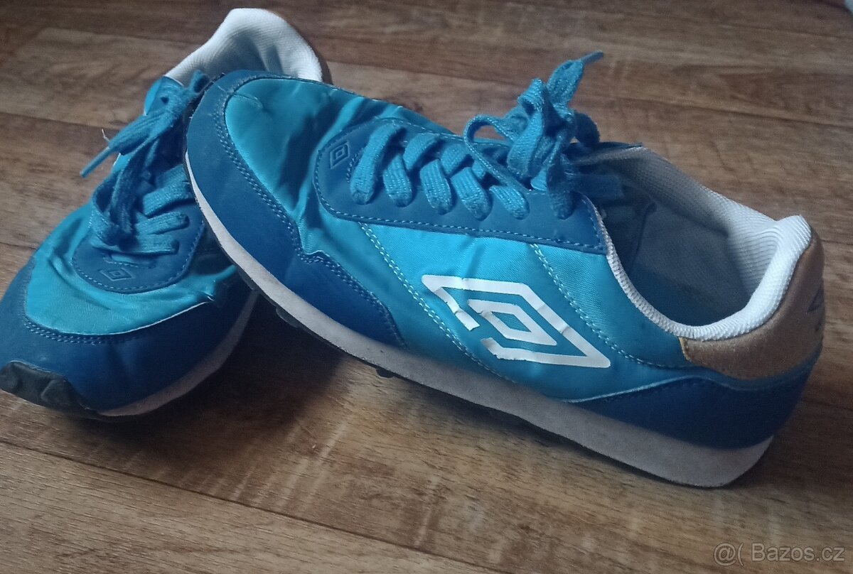 Prodám dětské boty zn. UMBRO pro vel.39