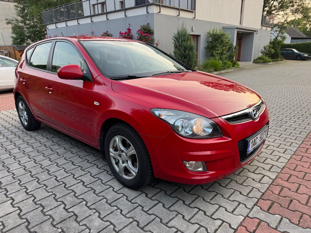 Hyundai i30 1,4 16V 80kW - klima - tažné zařízení.