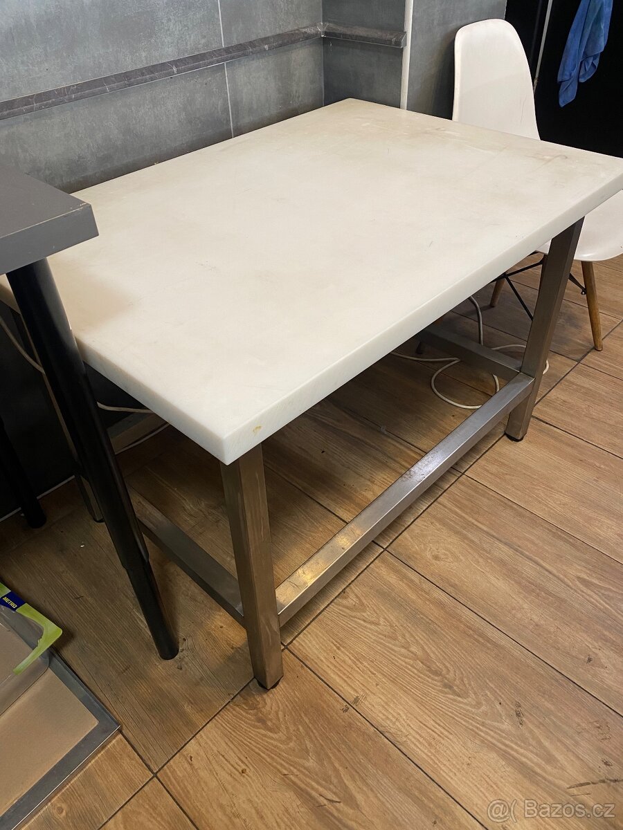 Nerezový stůl s pracovní deskou
