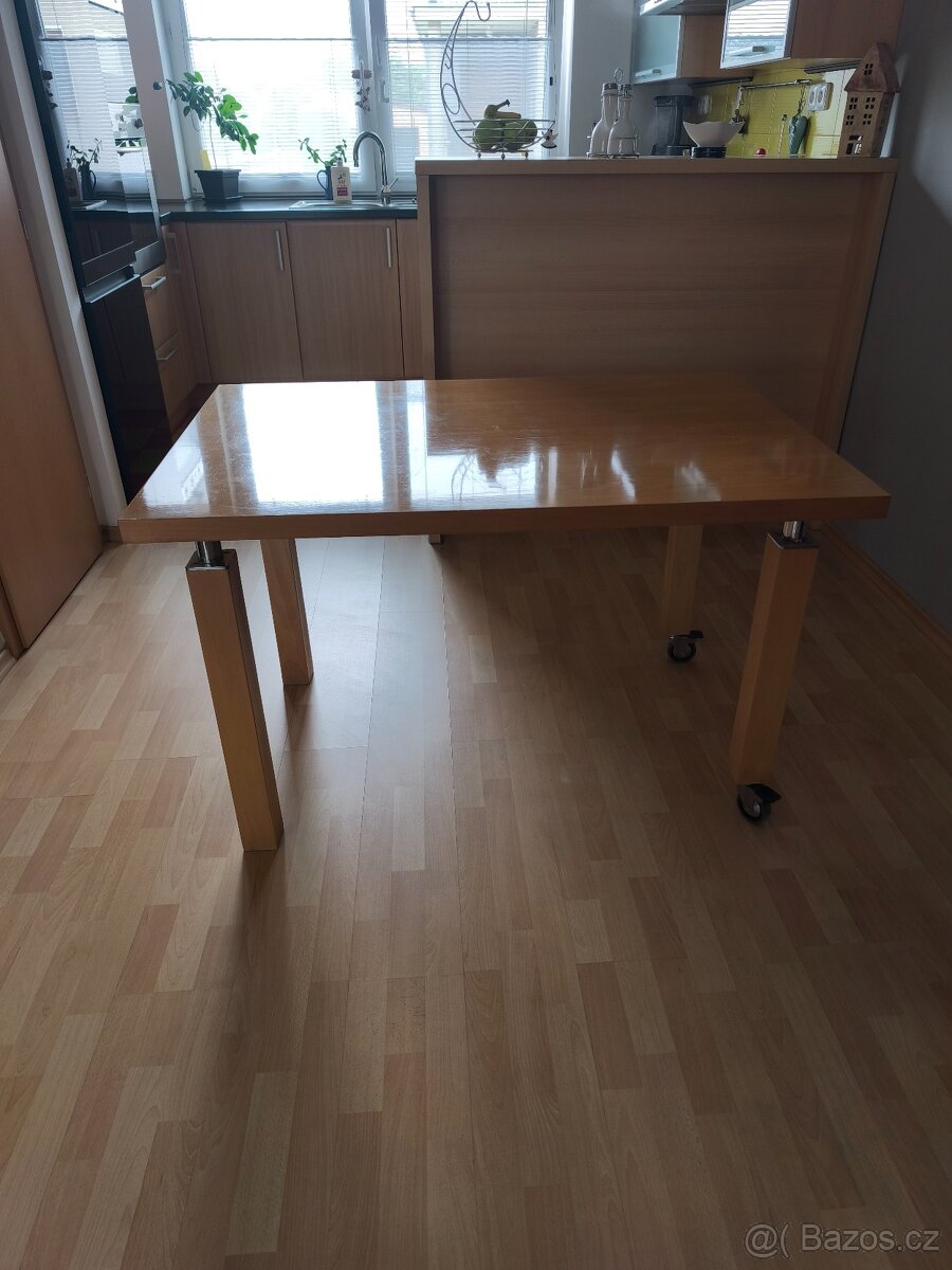 Jídelní stůl