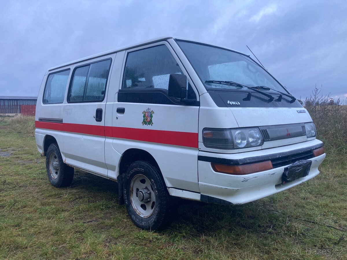 Mitsubishi L300 2.5td 4x4 / 8 míst / tažné 2t