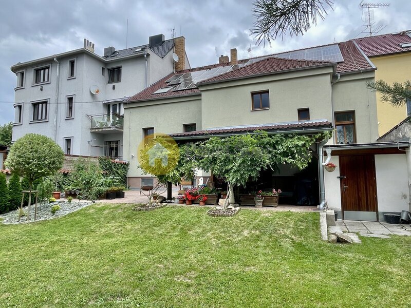 Prostorný rodinný dům s FVE, tři byty s užitnou plochou 215