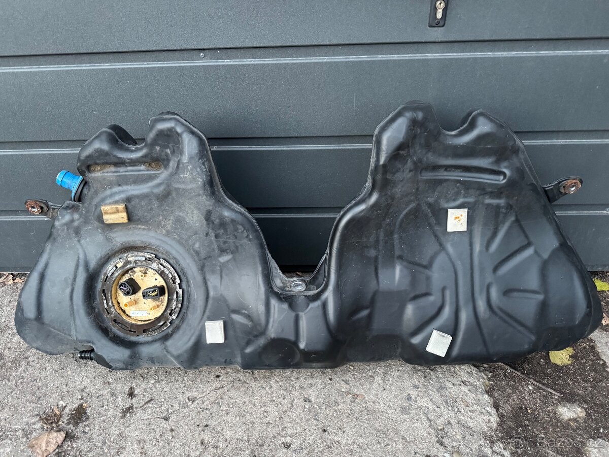 BMW F11/F10/F07 520/530D palivová nadrz