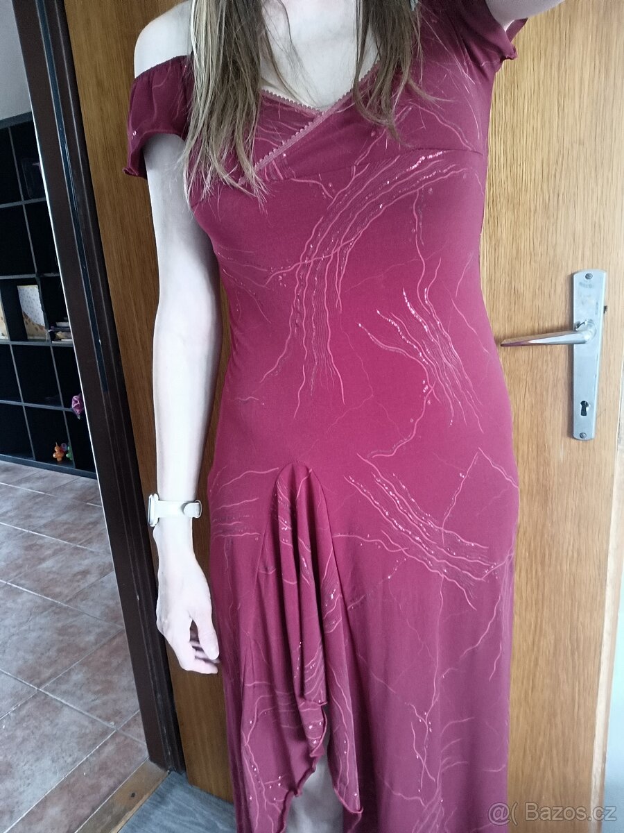 Dlouhé vínové šaty
