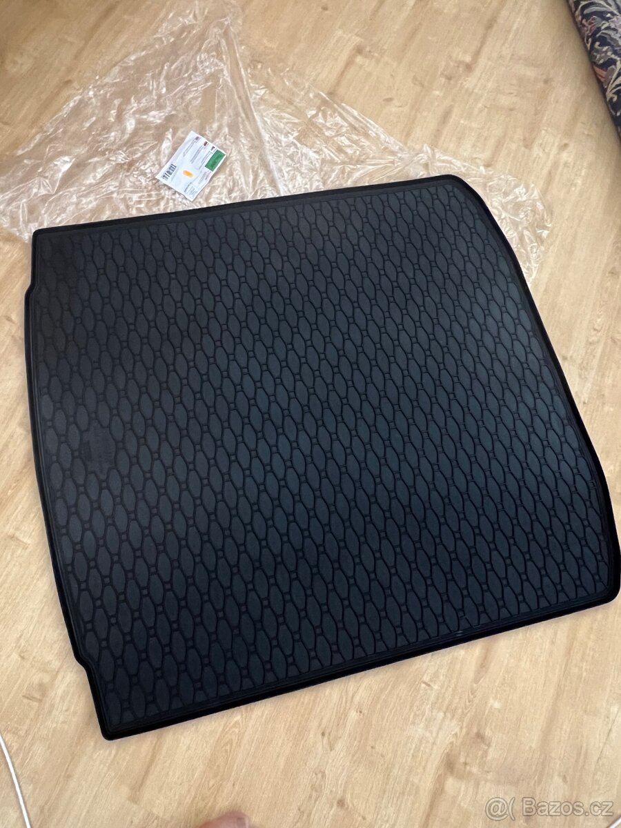 Prodám gumovou vanu do kufru Škoda Superb 2025 - sedan