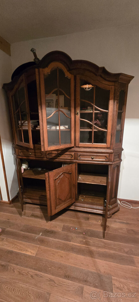 Dubová masivní knihovna