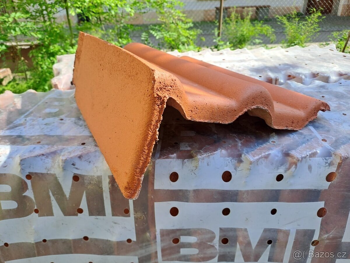 Prodám krajní střešní tašky Bramac Classic Standard