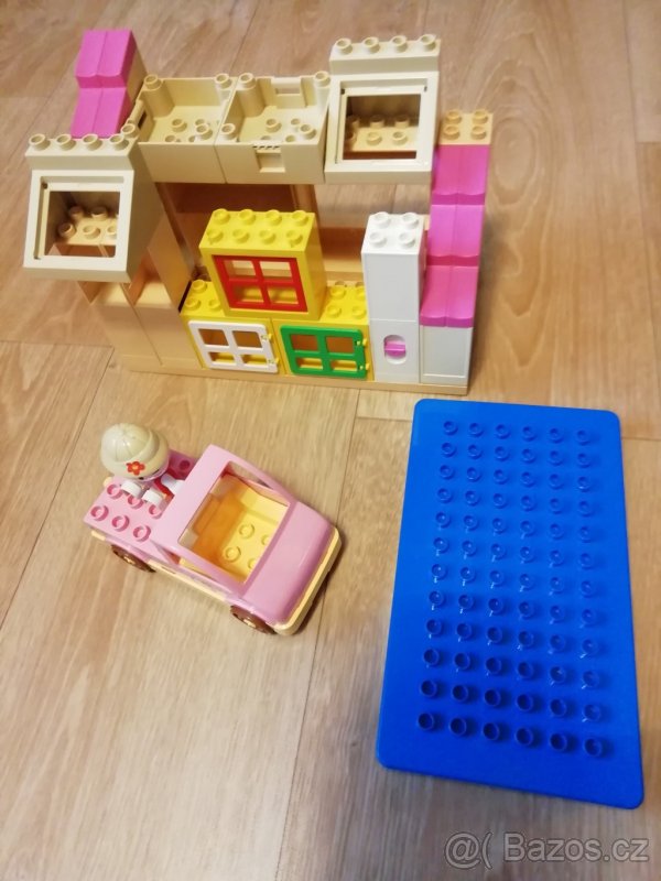 Lego duplo domek a autíčko hello kitty. Podložka.