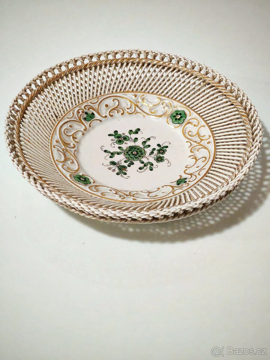 Starý prolamovaný porcelánový talíř