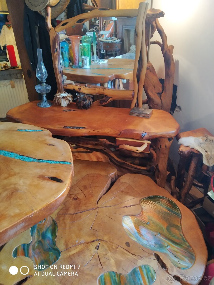 epoxidový nábytek s minerály, toaletní stolek, stojací lampa