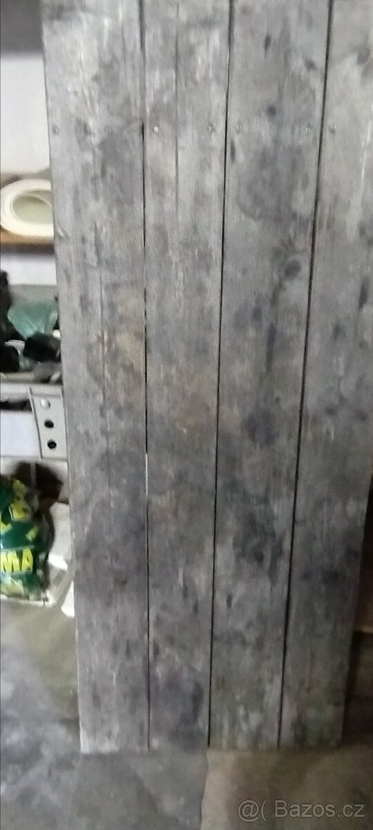 Dřevěný venkovní stůl