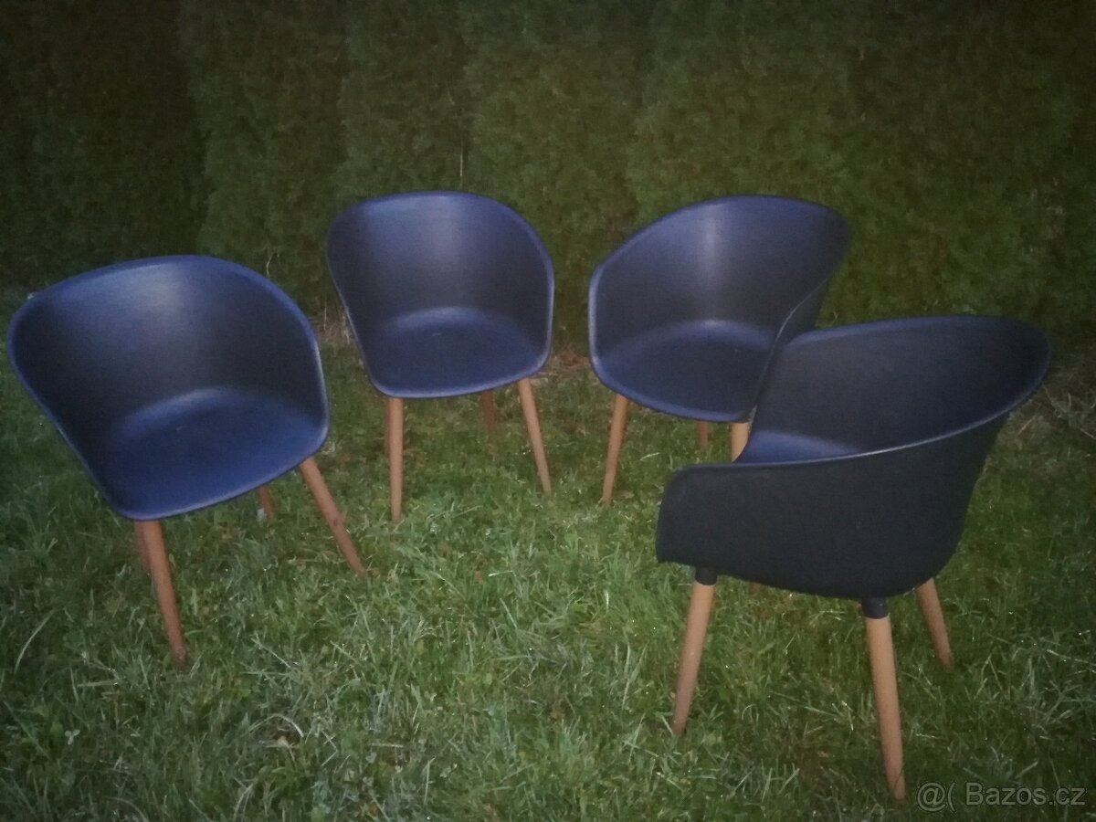 Židle plastovo dřevěné 4 kusy cena celkem 999 Kč