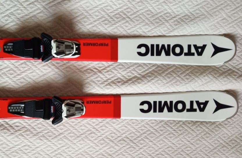 Nové značkové lyže ATOMIC Performer FB 149cm, vázání M10