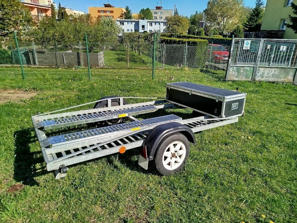 Malý auto přepravník