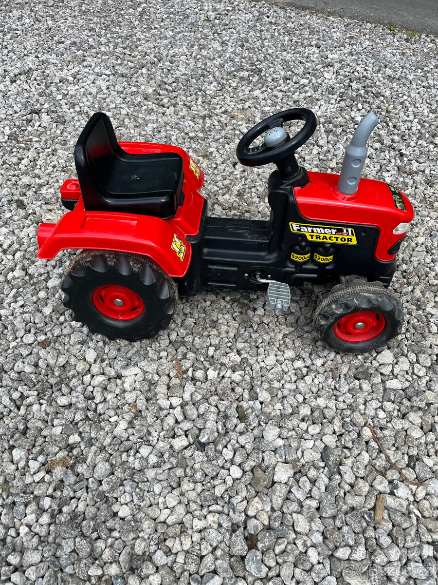 Velký šlapací červený traktor