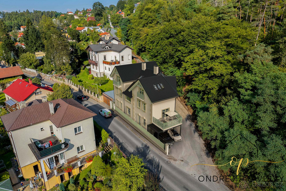 Prostorný byt 3+1 s úložnými prostory a parkovacím stáním v