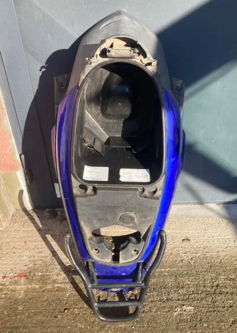 "Půlka skútru" Honda SCV LEAD 100 r. 2006 + kolo + tlumič