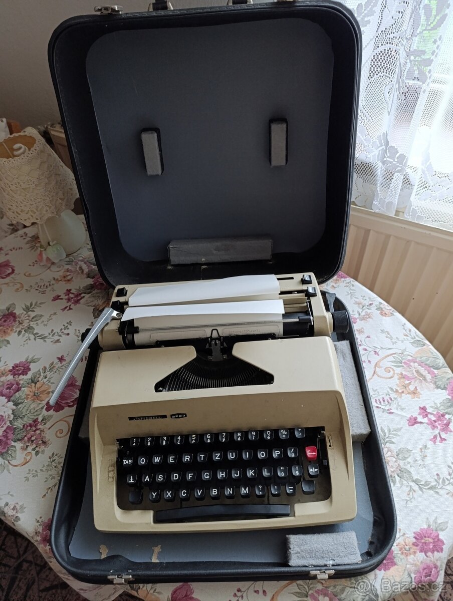 Kufříkový psací stroj Consul 2223