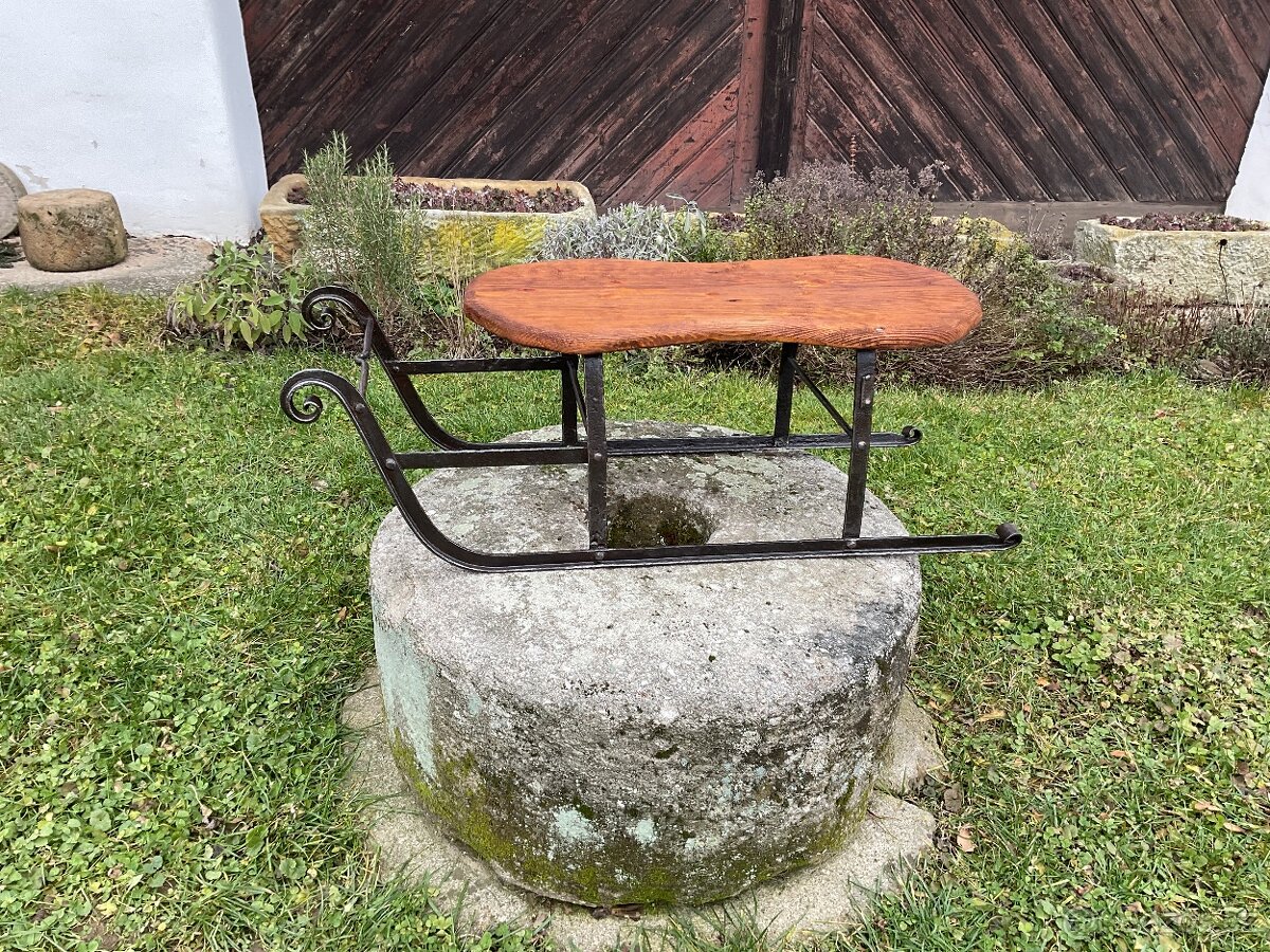 STAROŽITNÉ KOVANÉ SAŇKY