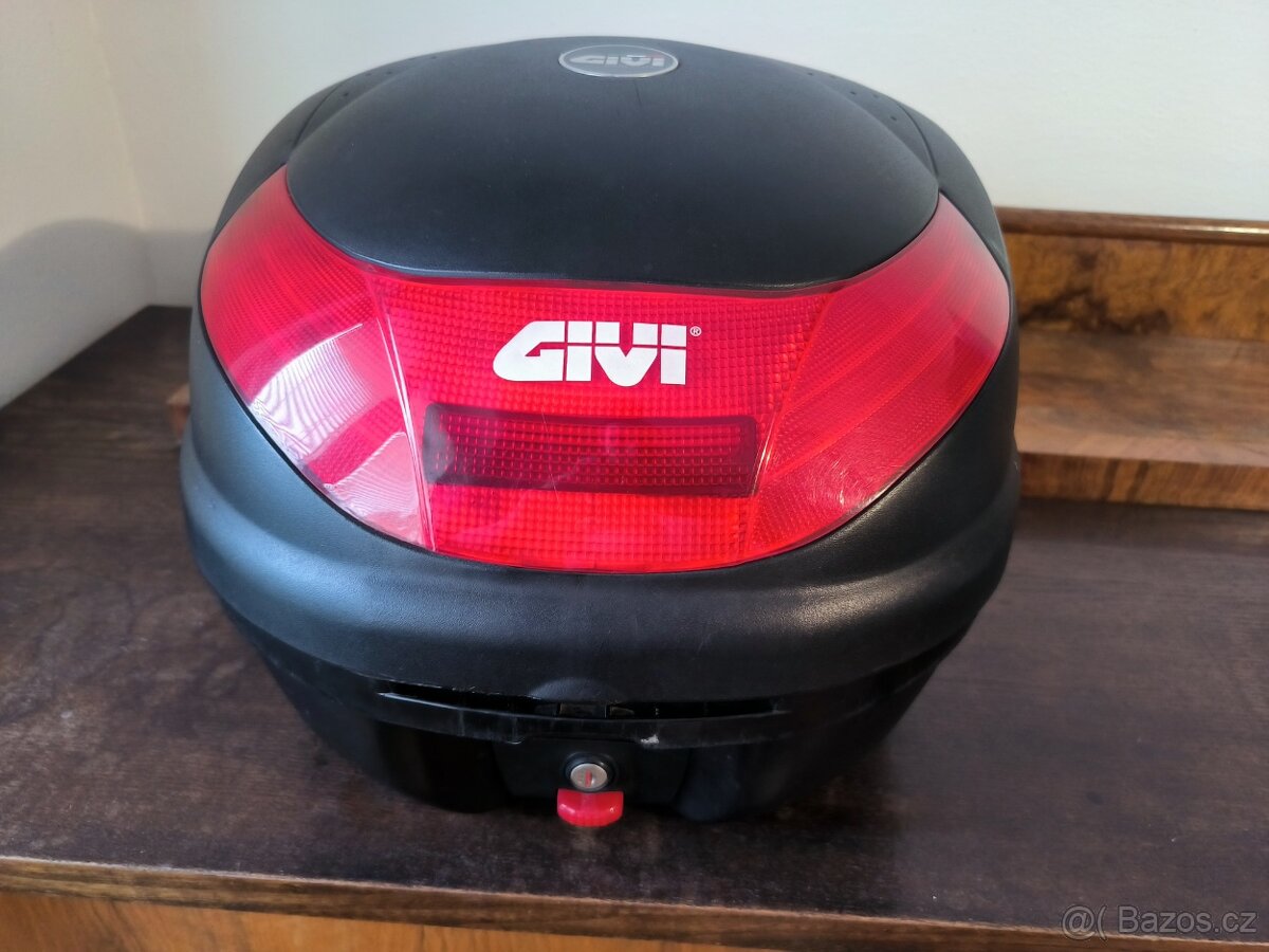 Horní kufr GIVI 30l s plotnou monolock