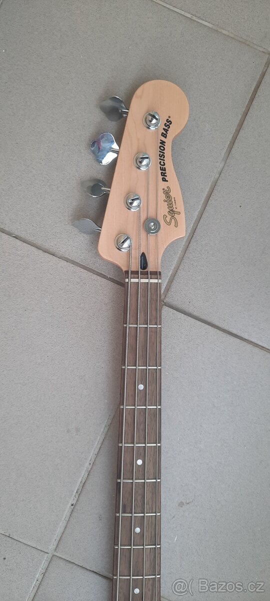 Baskytara squier