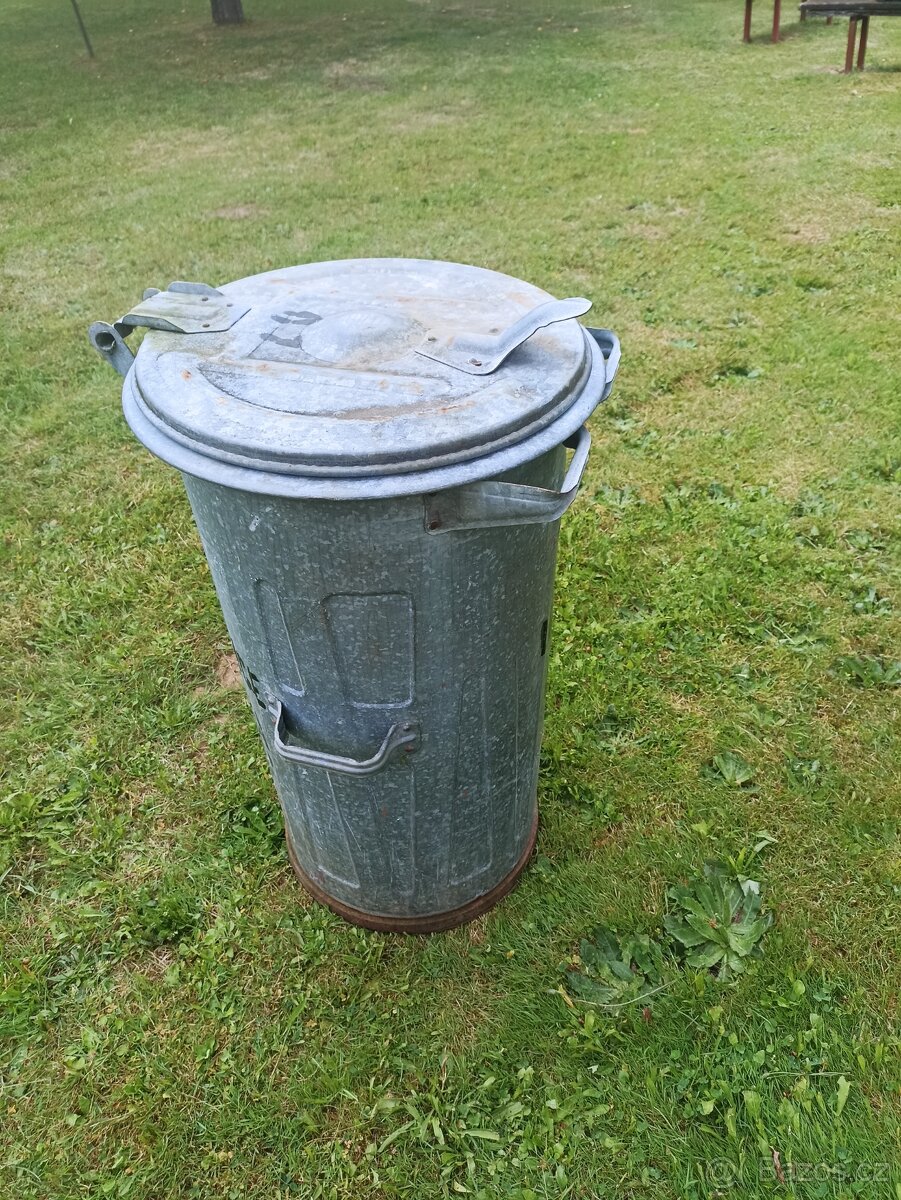 Plechová popelnice
