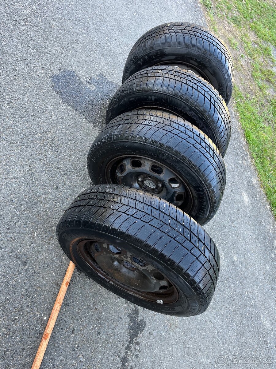 Pneumatiky s plechovými disky 15" - Škoda Octavia I