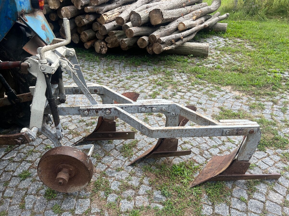 Pluh tříradličný za traktor