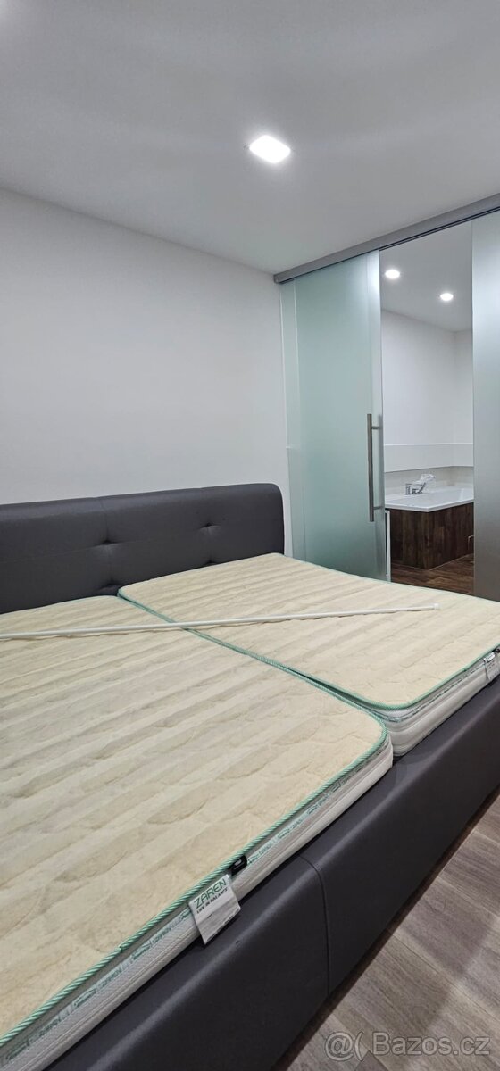 Postel 200×200 s polohovacím roštem a matrací